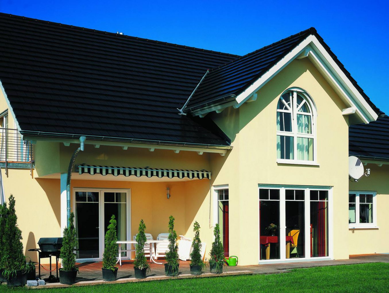 Dachówka Płaska Creaton Domino Czarna Glazurowana z pięknymi rynnami z tytan cynku firmy Rheinzink